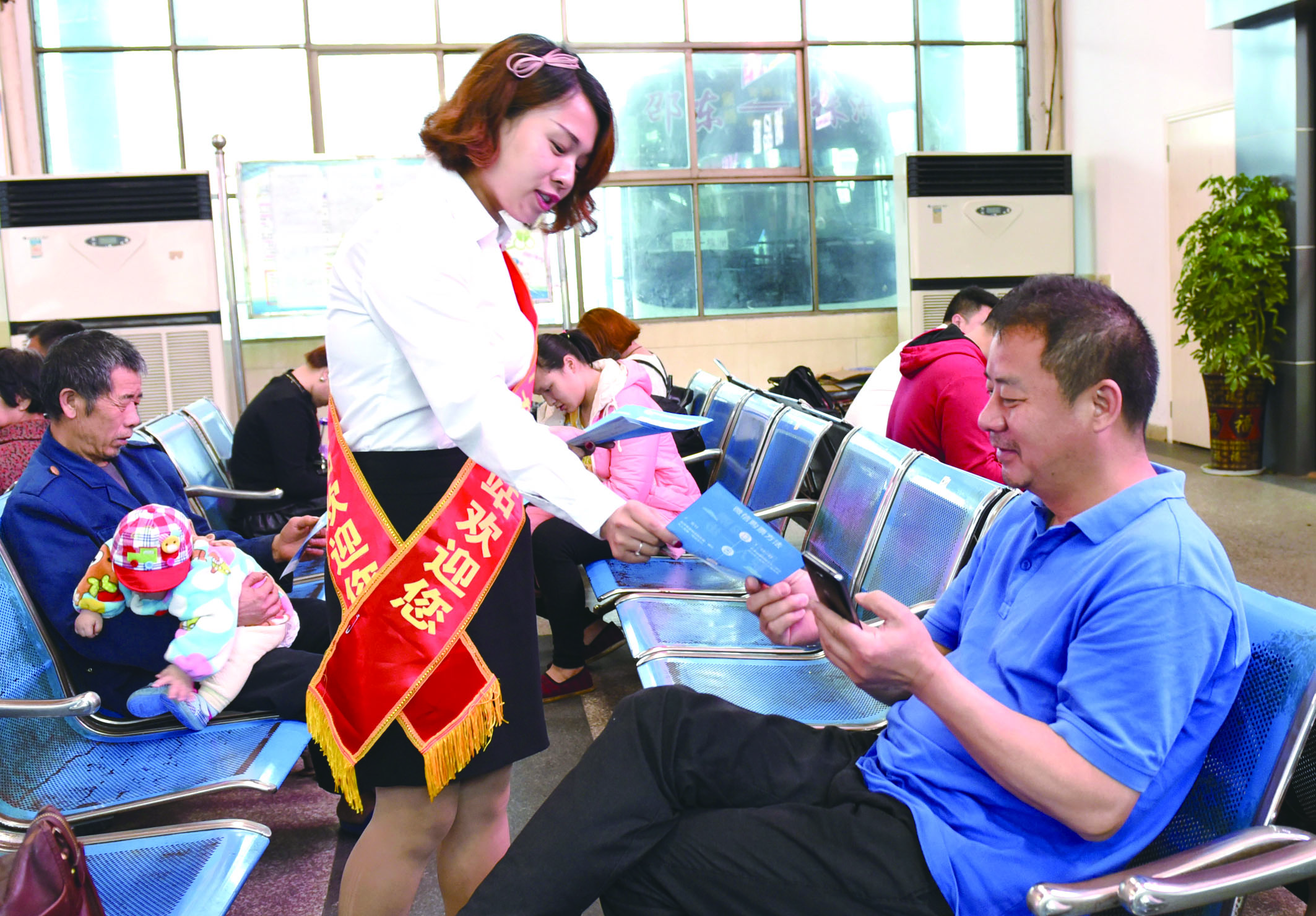 4月21日，邵東汽車西站工作人員在向旅客推介互聯(lián)網(wǎng)+站+車+客平臺的推廣應用與購票實名制宣傳。