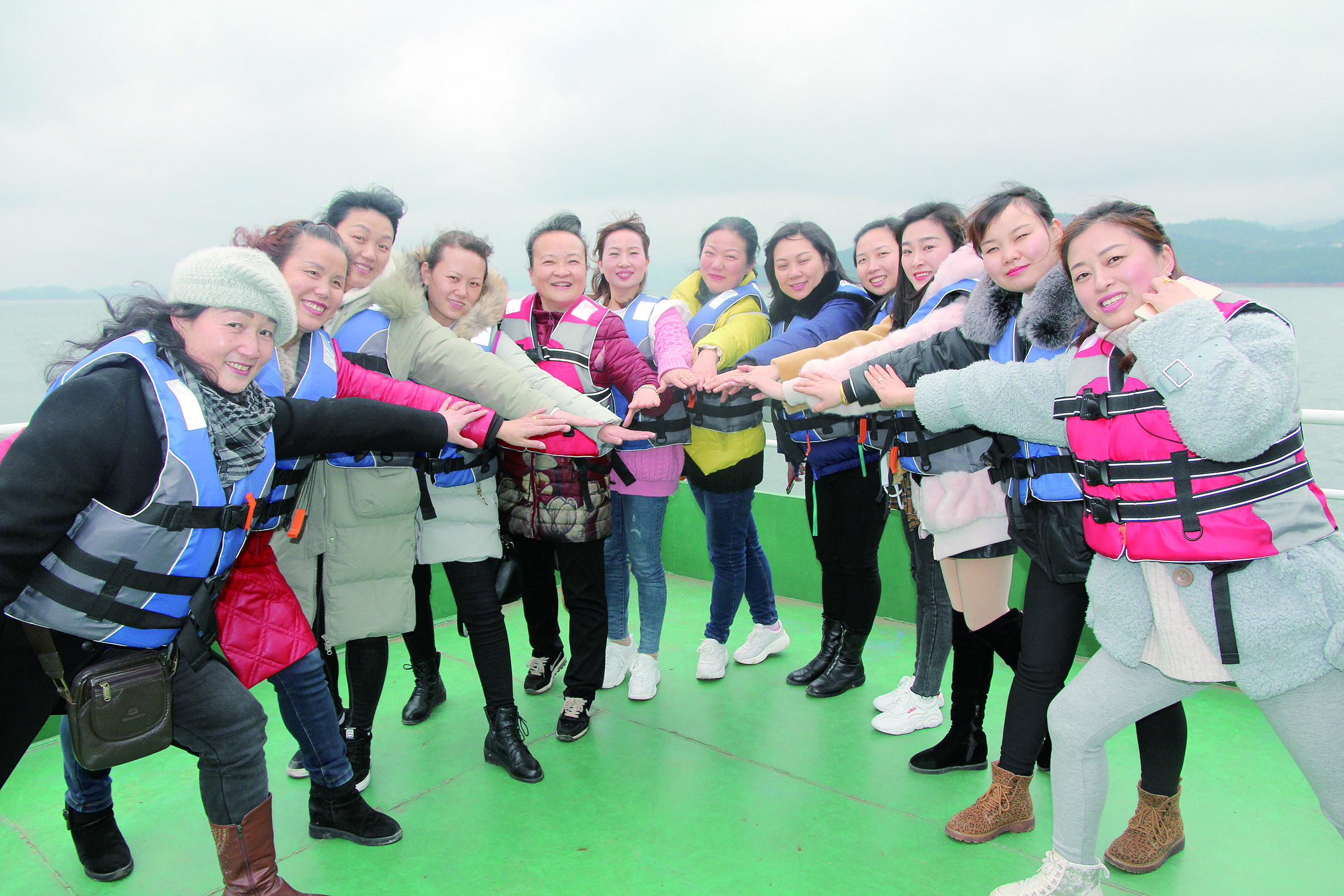 圖為女員工們?cè)谑难裕骸拔覟樯坳栂孢\(yùn)加油，我與邵陽湘運(yùn)共存?！? 李高雄  攝影報(bào)道