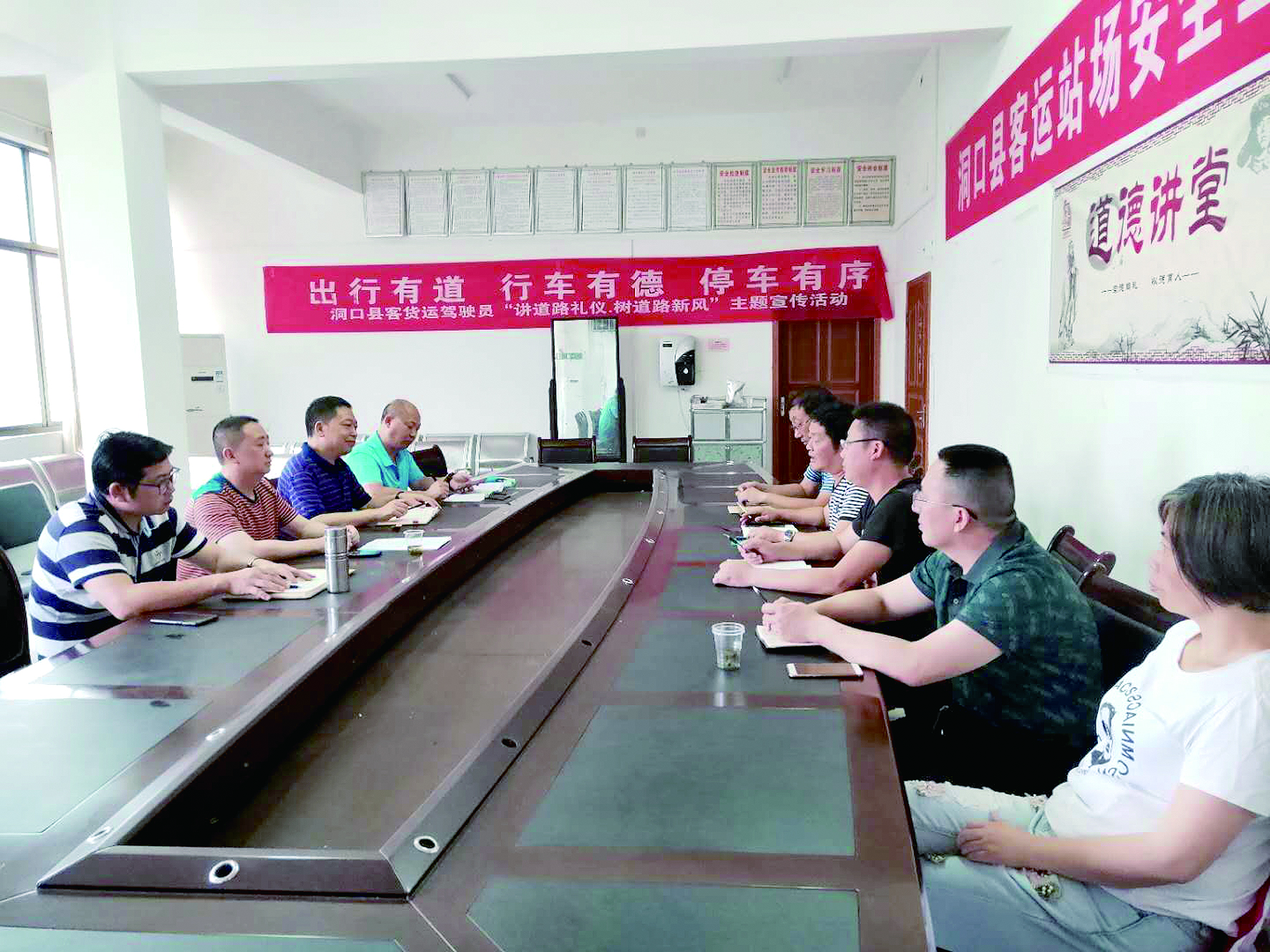 6月12日至13日，集團(tuán)公司董事、副總經(jīng)理唐新宇率辦公室、房產(chǎn)基建、企管部門負(fù)責(zé)人深入分公司就門面合同等事項(xiàng)進(jìn)行核查和清理，并對(duì)門面經(jīng)營狀況調(diào)研。據(jù)悉，兩天時(shí)間核對(duì)門面合同144份。 ? 為切實(shí)加強(qiáng)企業(yè)內(nèi)部管理，集團(tuán)公司決定對(duì)全司門面管理開展清理，成立集團(tuán)公司門面清理領(lǐng)導(dǎo)小組以抓好此項(xiàng)工作。圖為唐新宇（左二）在洞口客運(yùn)分公司部署相關(guān)工作。 祖冠 攝影報(bào)道