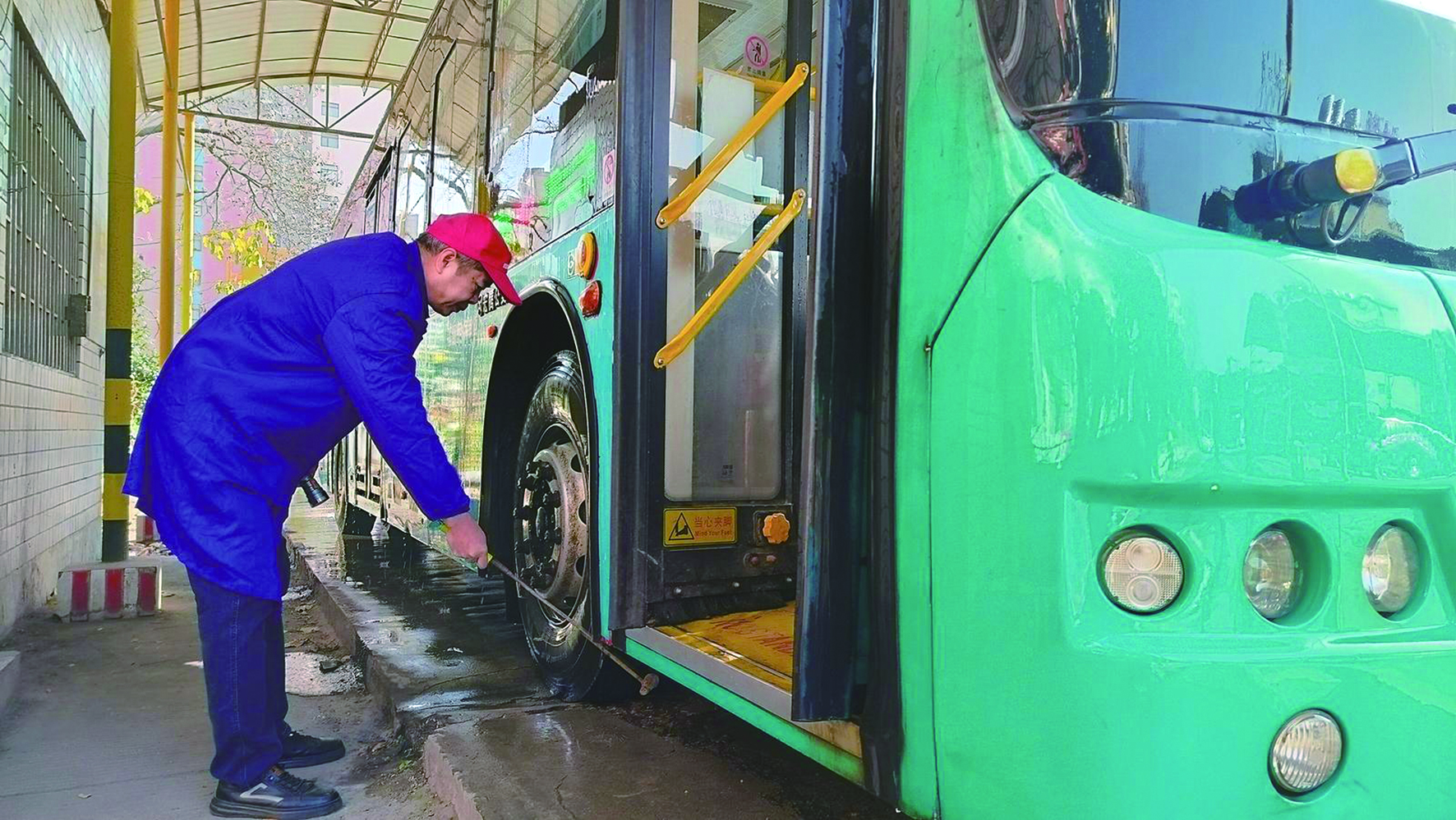 春運首日，我司各汽車站以熱情服務—— 讓乘客臉上多一份笑容